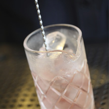 Stirring vs. shaking a cocktail image